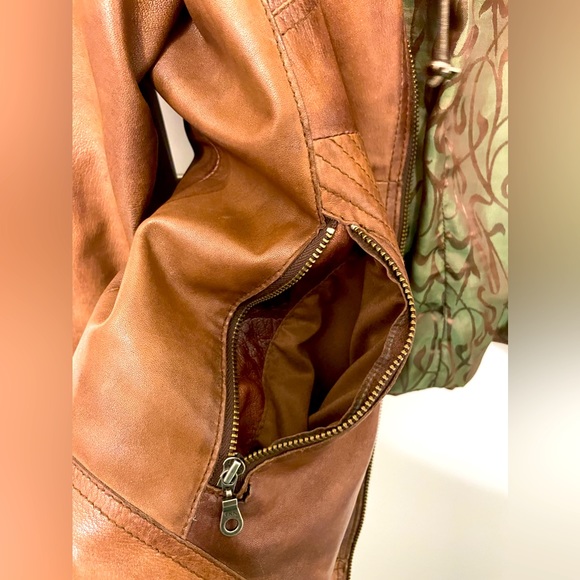Danier Brown Leather Jacket with green printed lining in Medieum - Picture 4 of 6